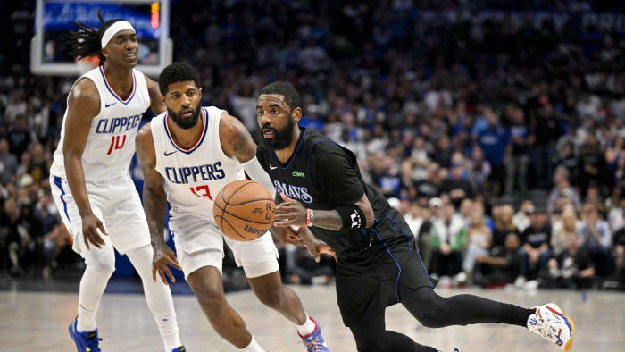 Kyrie Irving tiene un desempeño sólido en playoffs